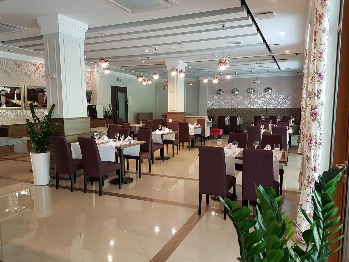 Hotel Cztery Pory Roku Bielsk Podlaski Exteriör bild